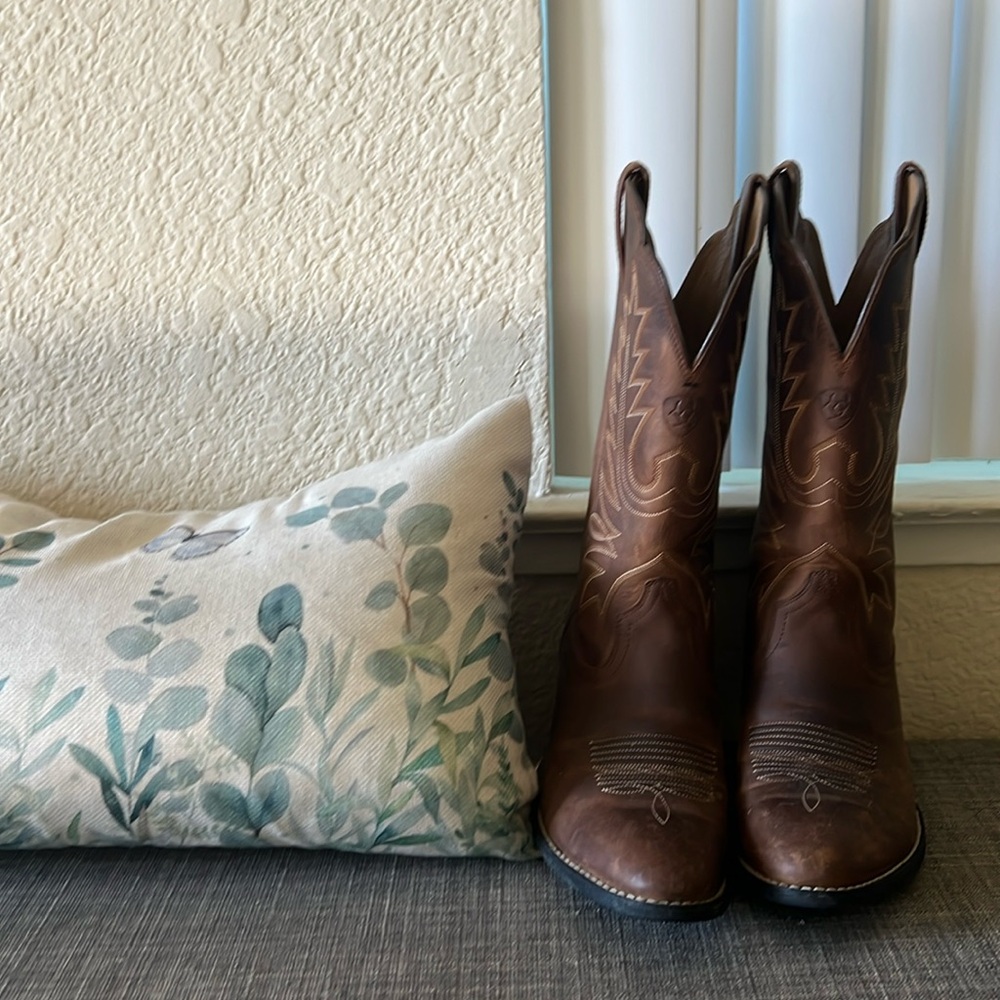 Ariat heritage boots size 7.5 Distressed brown. Been worn once